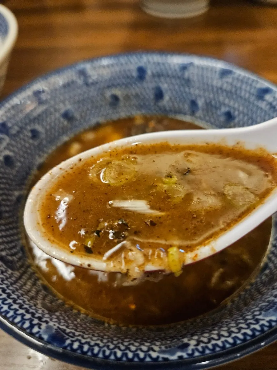 츠케멘 면을 육수에 찍는 모습