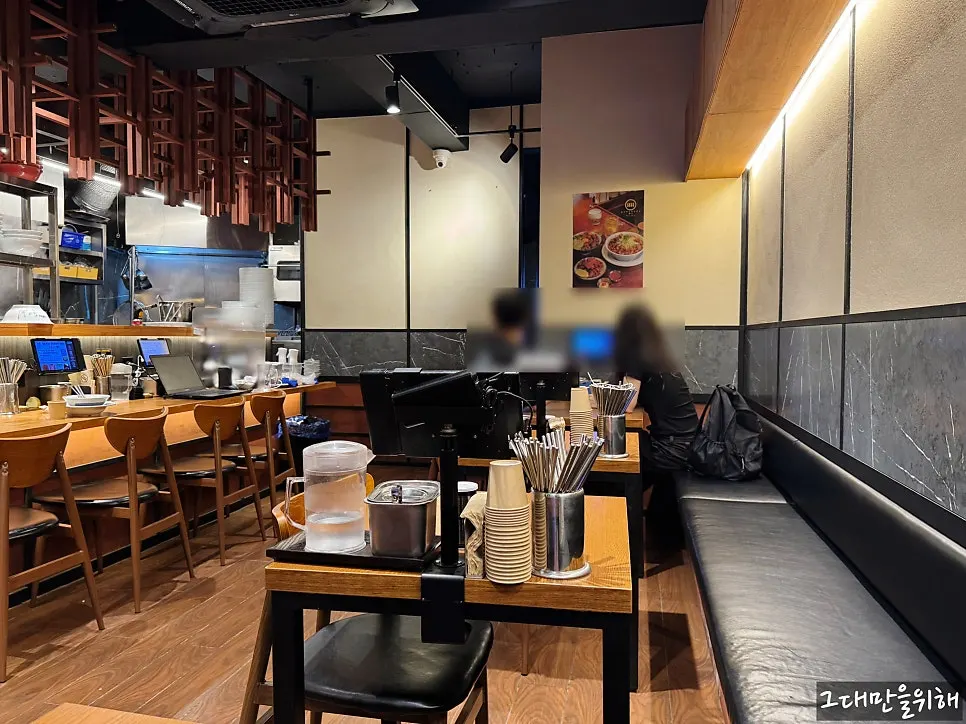 2- and 4-person table seating at Mentsuru
