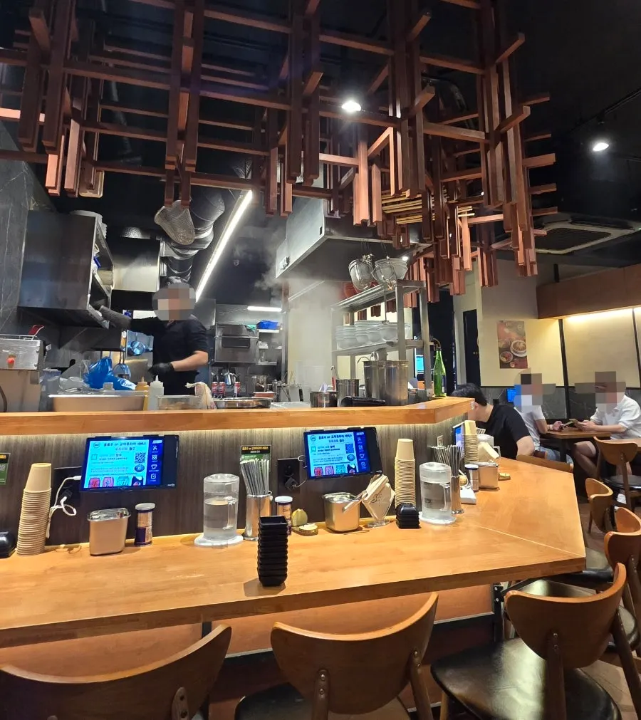 4-person tables inside