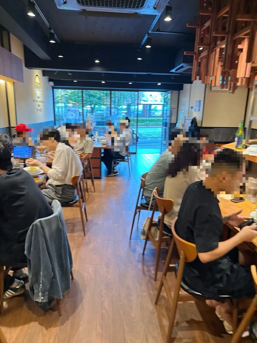 깔끔한 라멘 전문점 매장 분위기