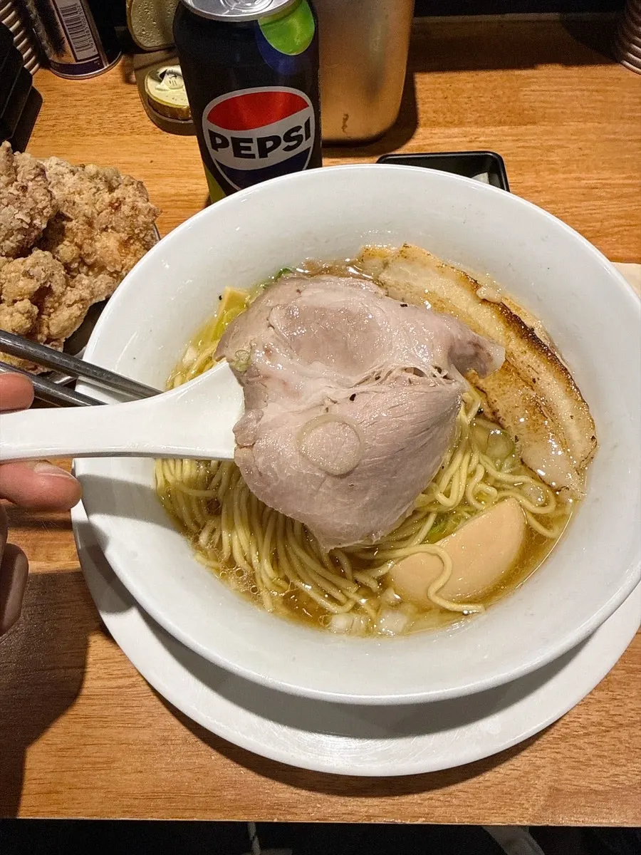 진한 국물의 쇼유라멘 한 입