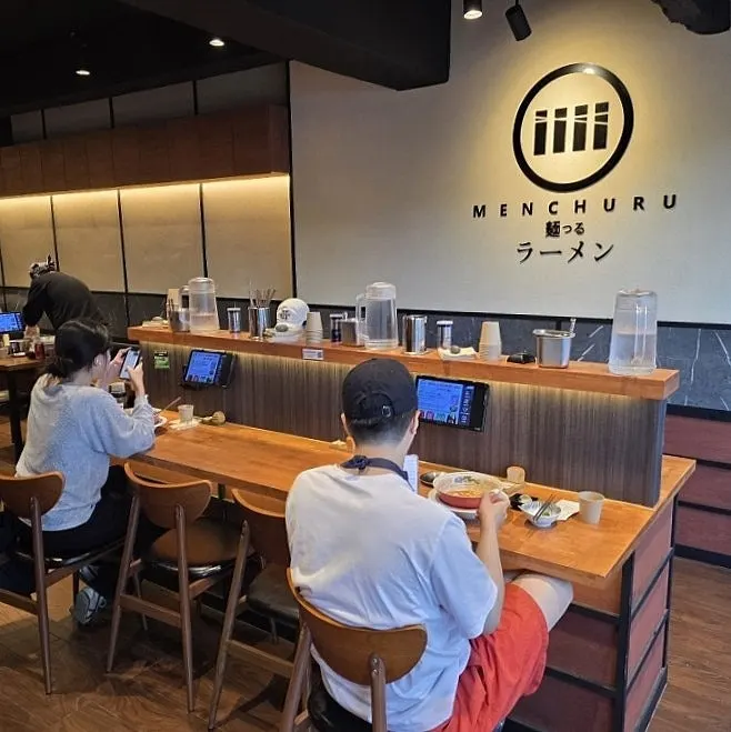 Solo-dining seats and tables at Mentsuru