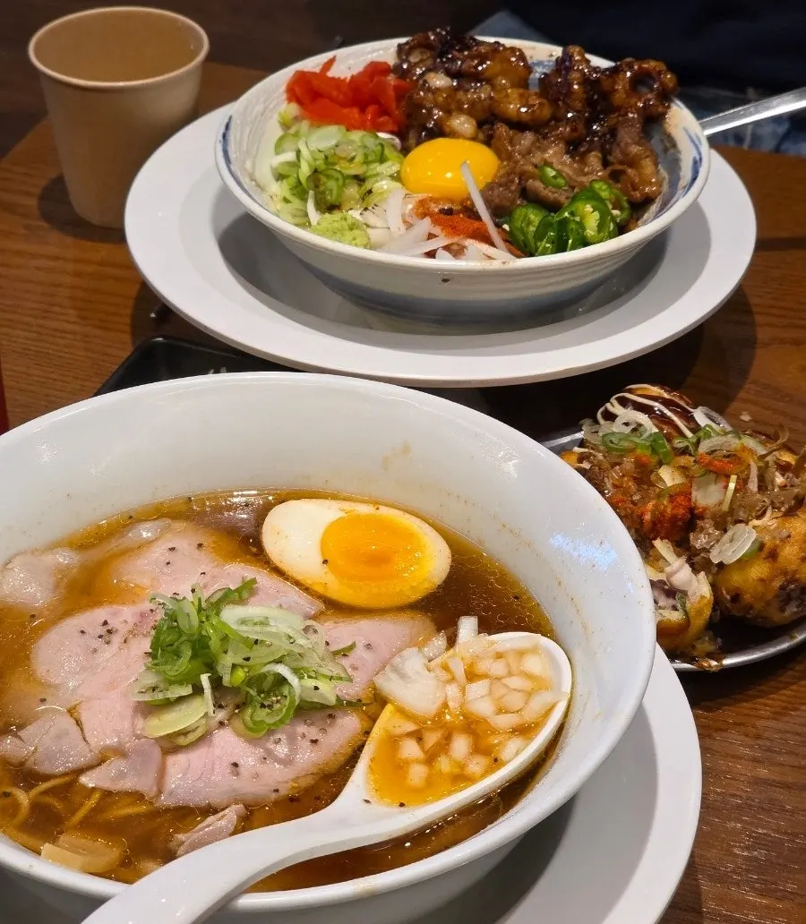 Spicy shoyu ramen and hormone-don served together
