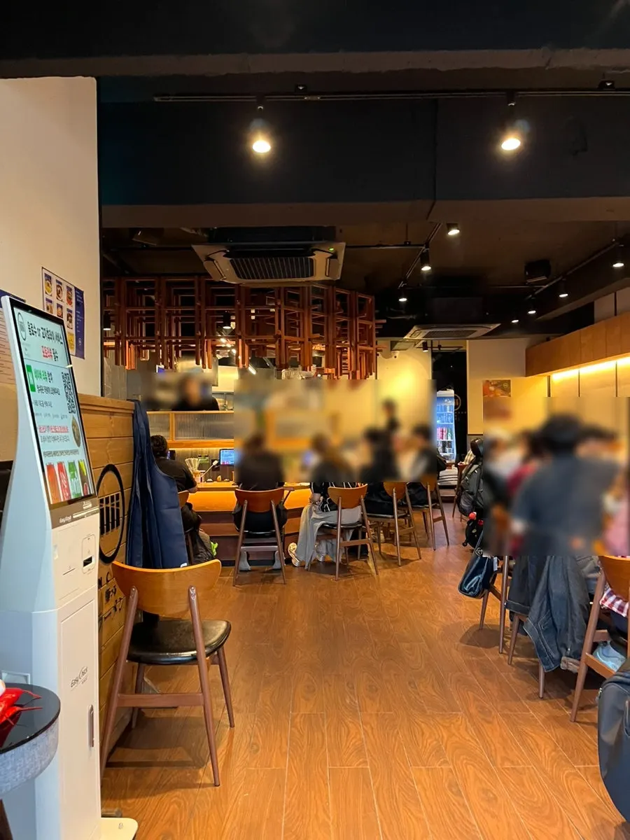저녁 시간 만석인 멘츠루 매장 내부