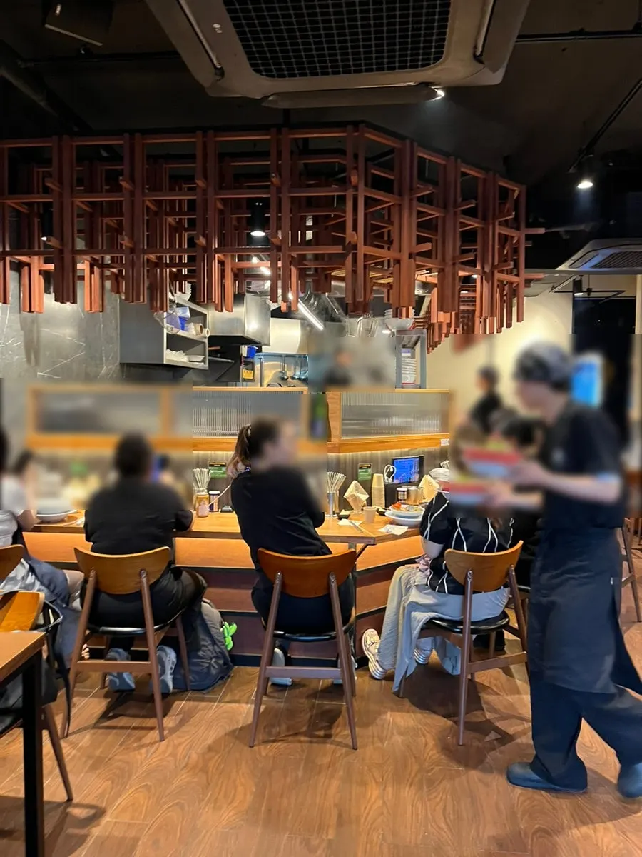 멘츠루 주방 앞 바테이블 좌석