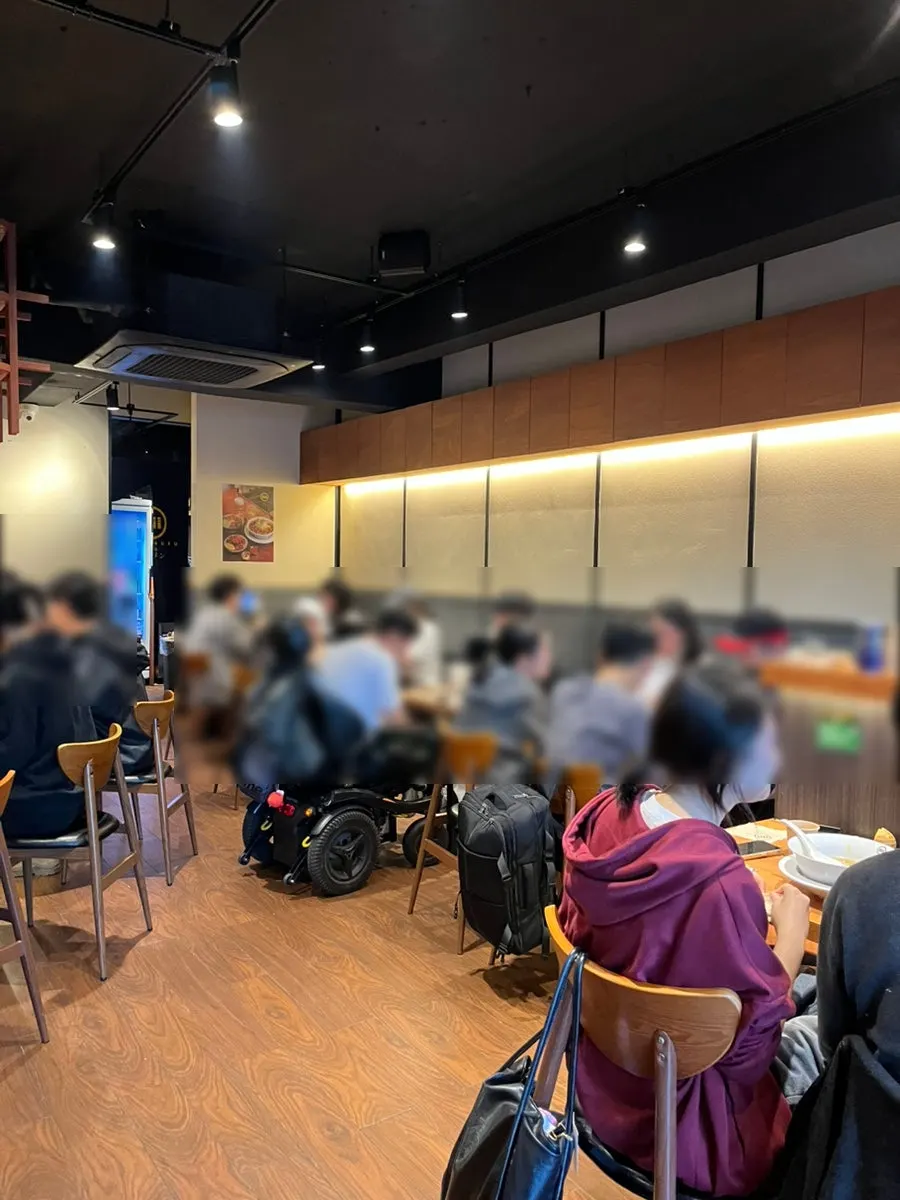 멘츠루 측면 바테이블과 단체 테이블