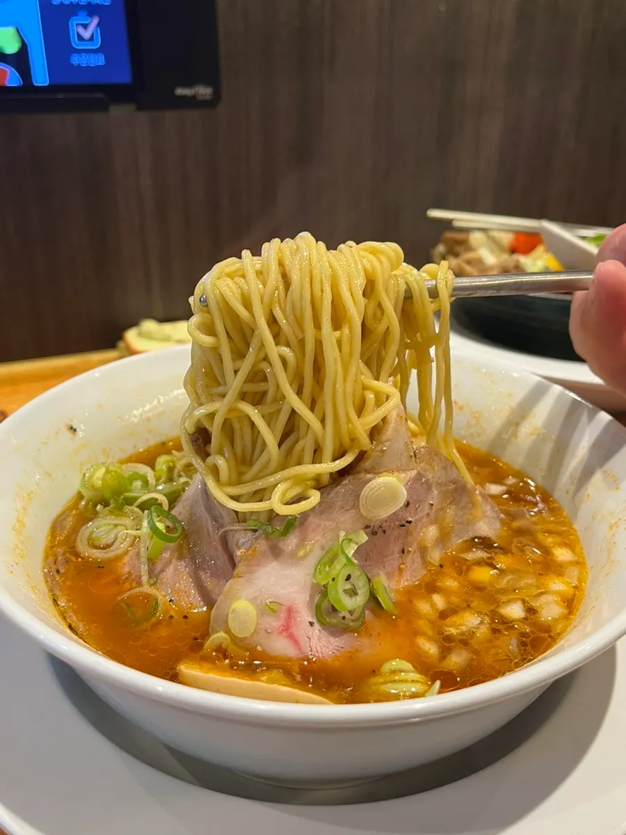매운 소유라멘 면을 건져 올린 모습
