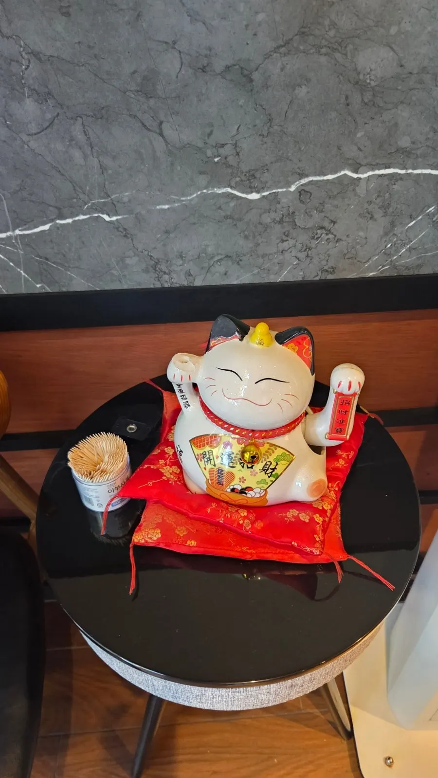 Cat figurine at the store entrance