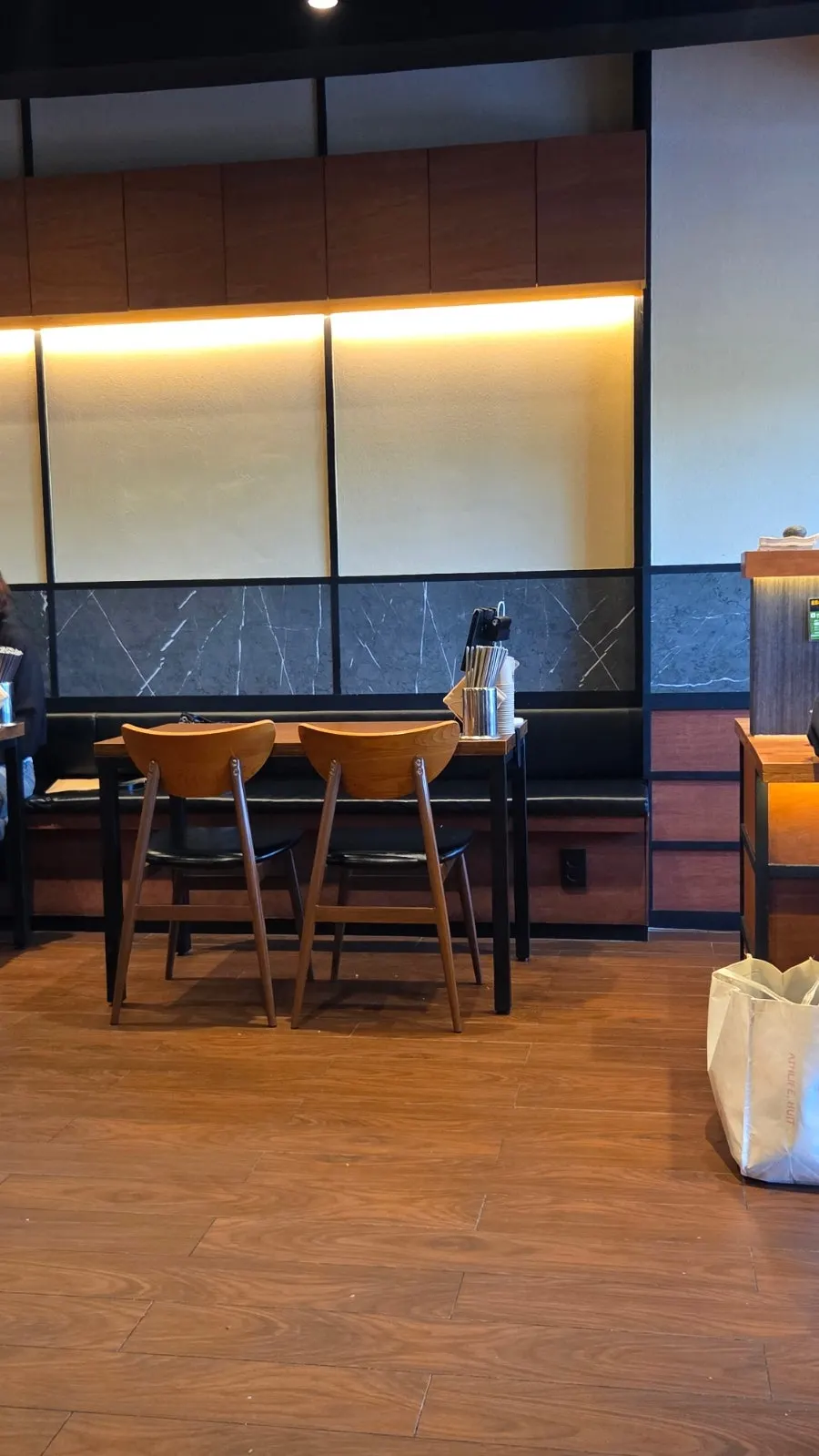 4-person and 2-person tables in the hall