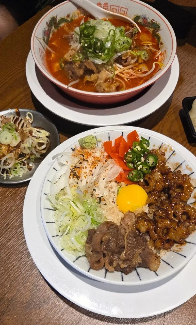 Motsu ramen topped with bean sprouts and gopchang