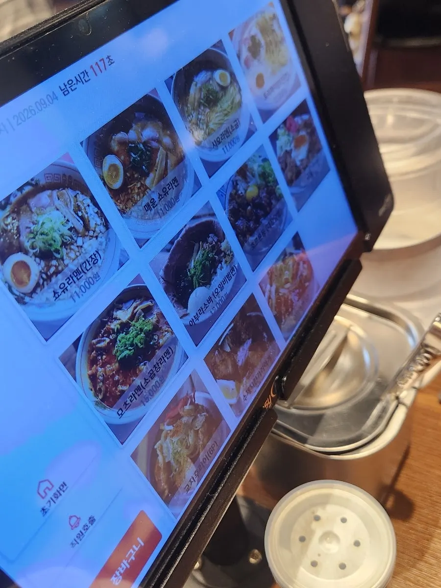 우드톤 인테리어의 멘츠루 매장 내부