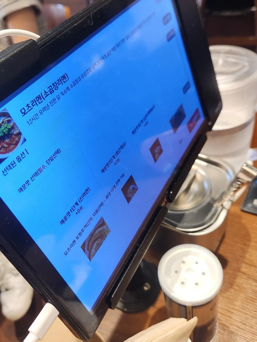 혼밥하기 좋은 바 형태 좌석