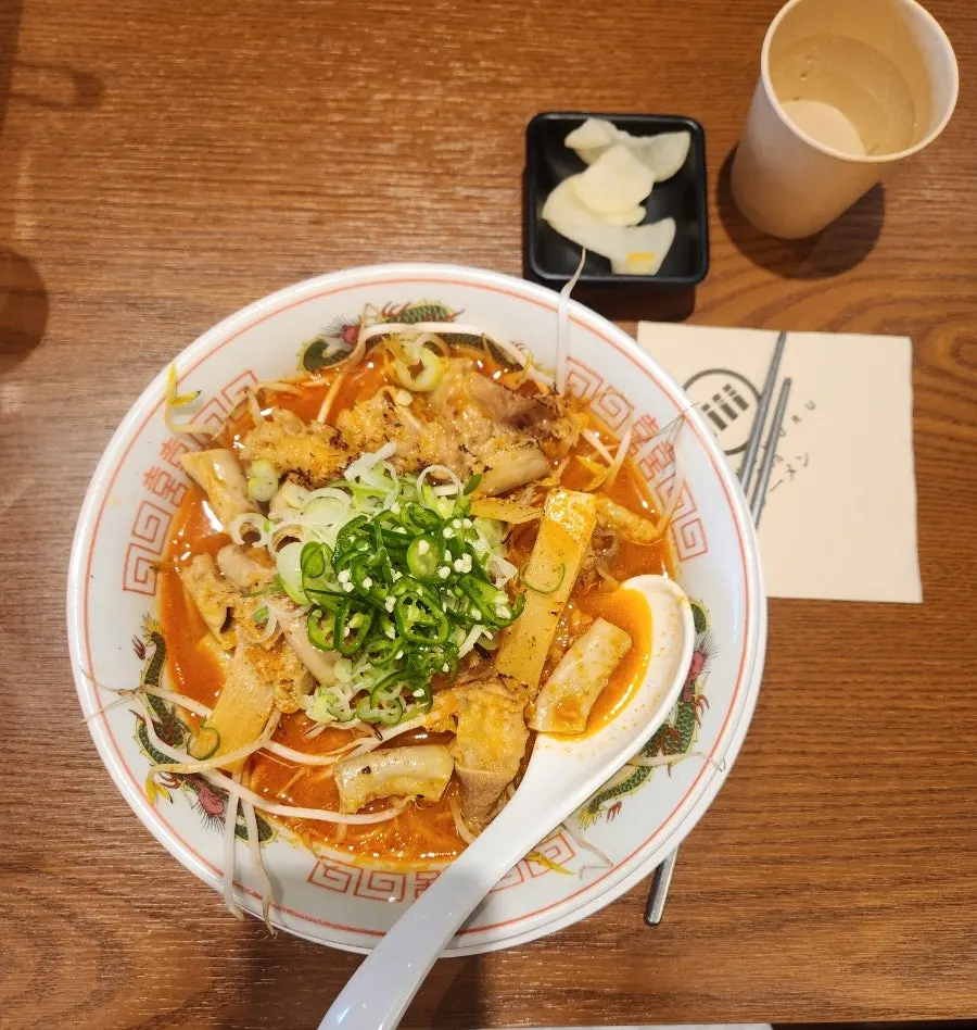 토핑이 올라간 모츠라멘 한 그릇