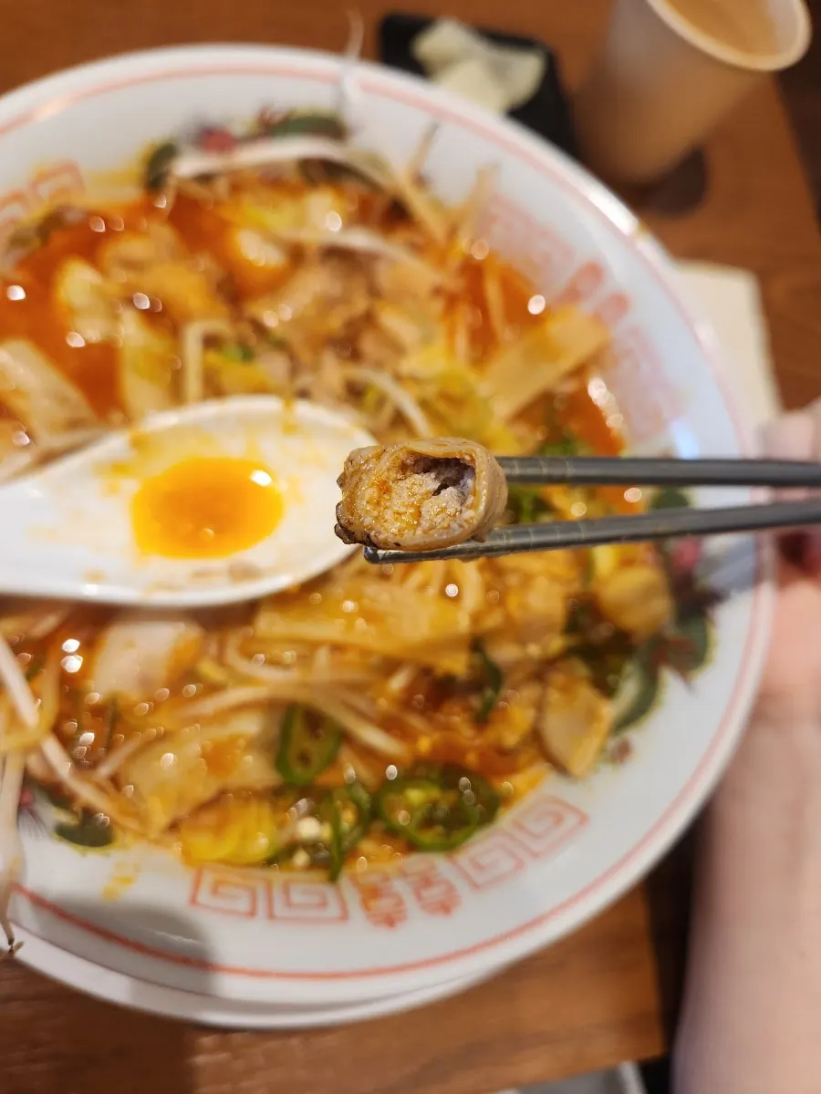 모츠라멘 면을 들어 올린 모습