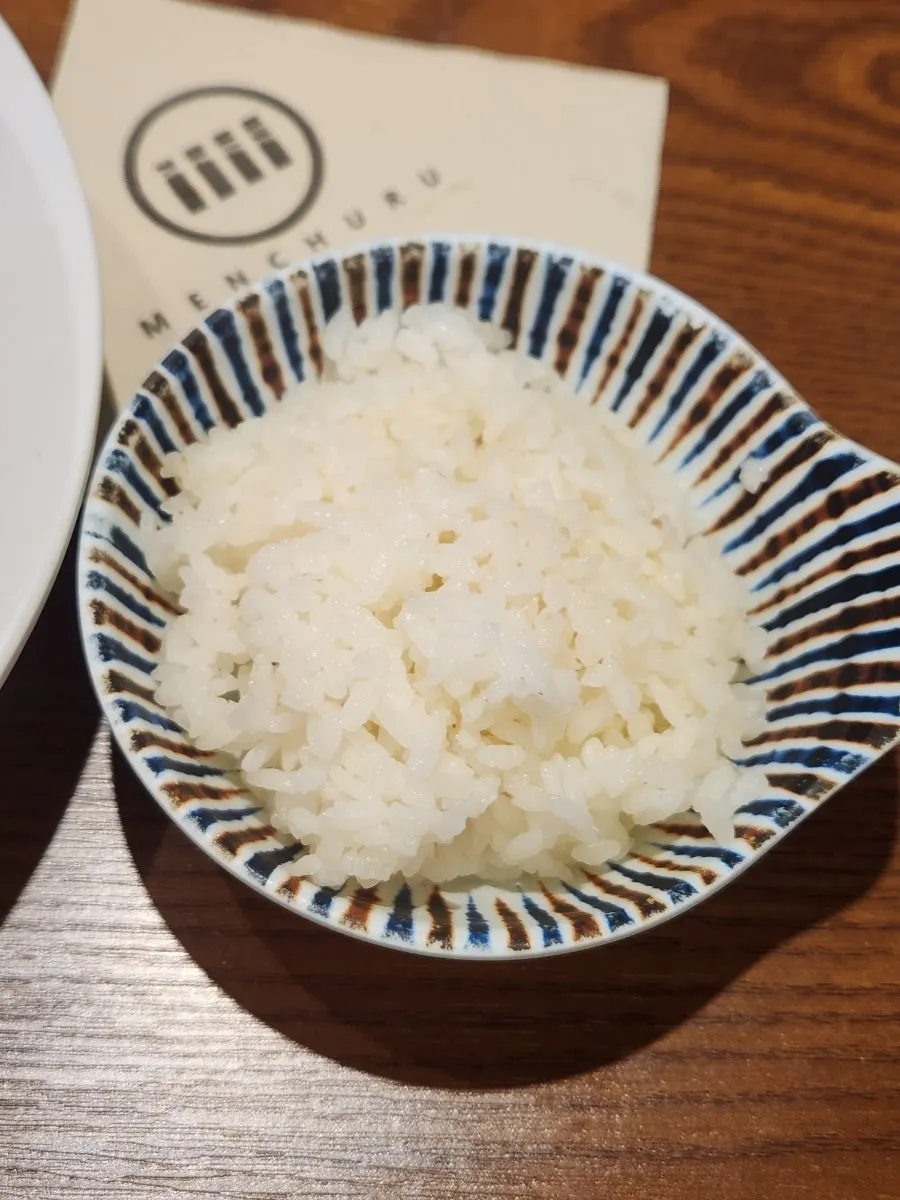 모츠라멘과 함께 제공된 공기밥
