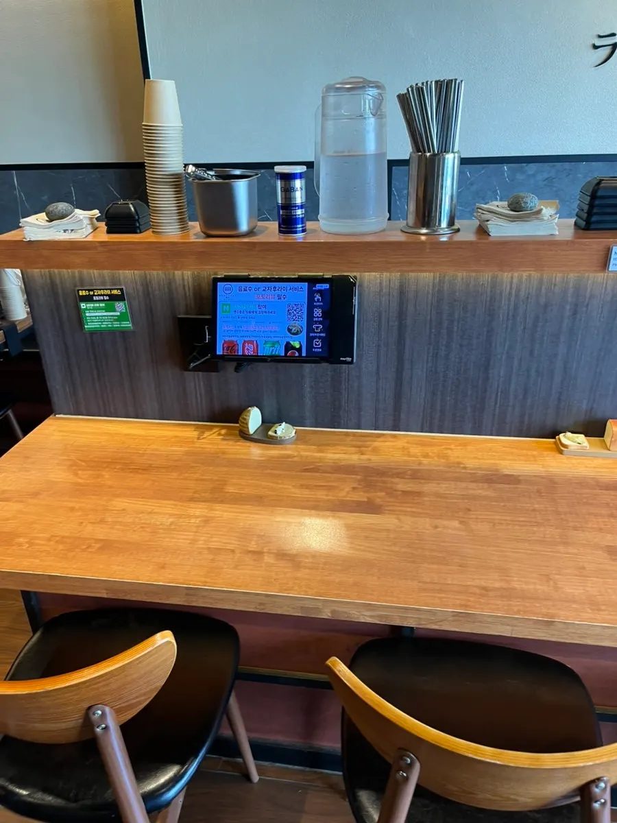 Solo bar-style seats inside Mentsuru