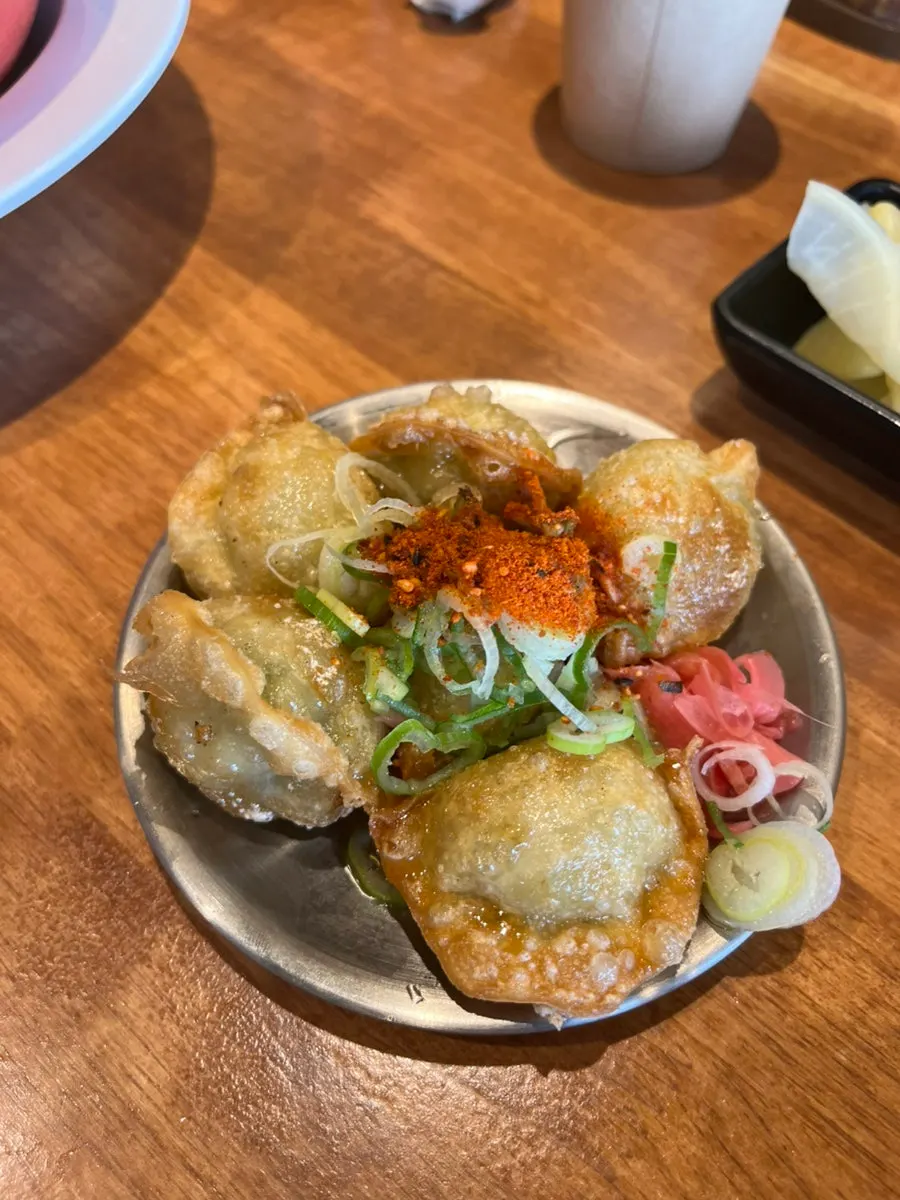 Six pieces of fried gyoza