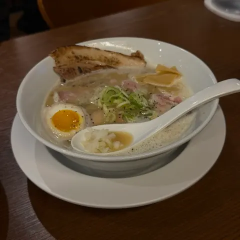 Pale, thick broth of the tori paitan