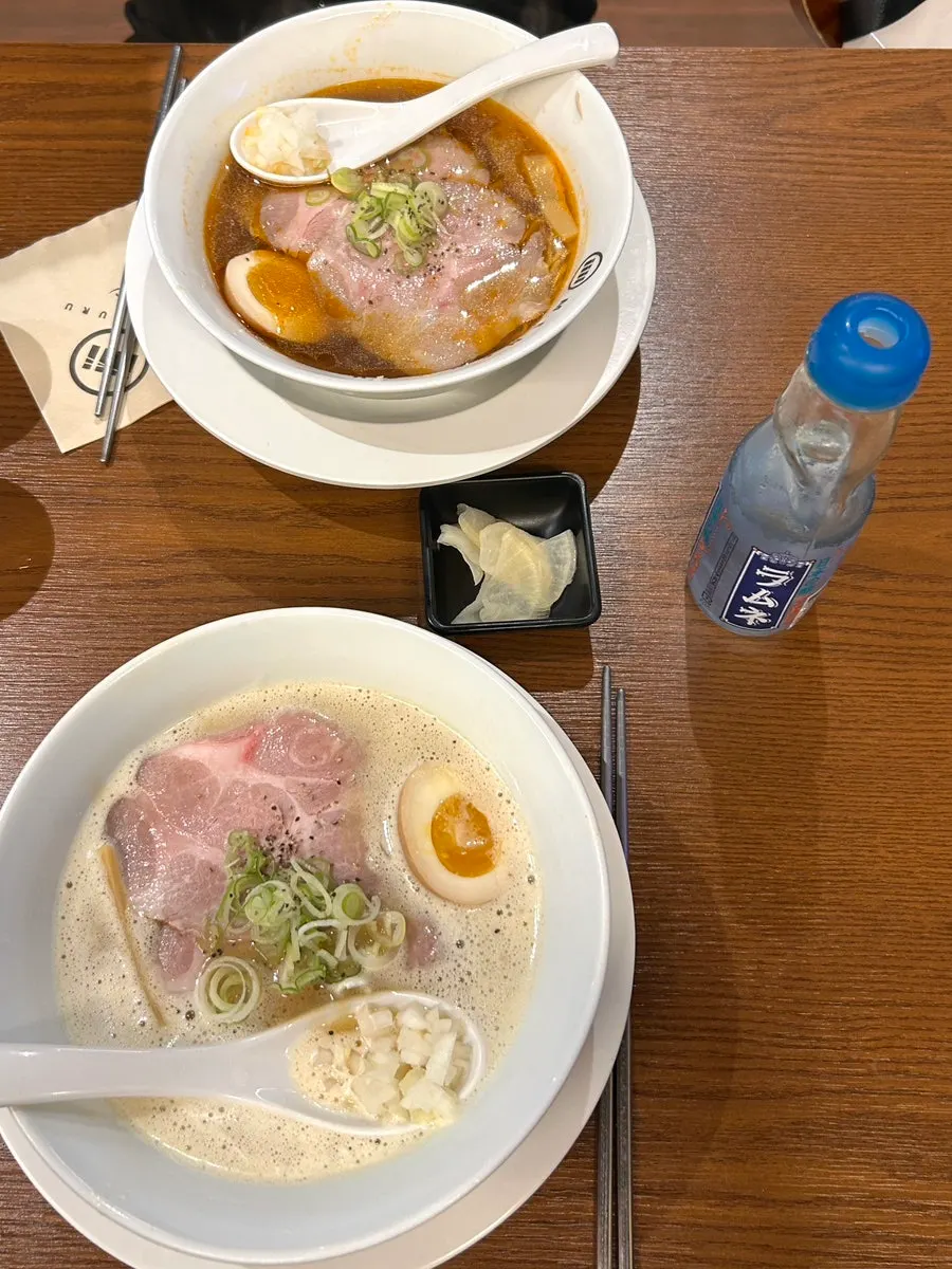차슈와 반숙계란이 올라간 라멘 두 그릇