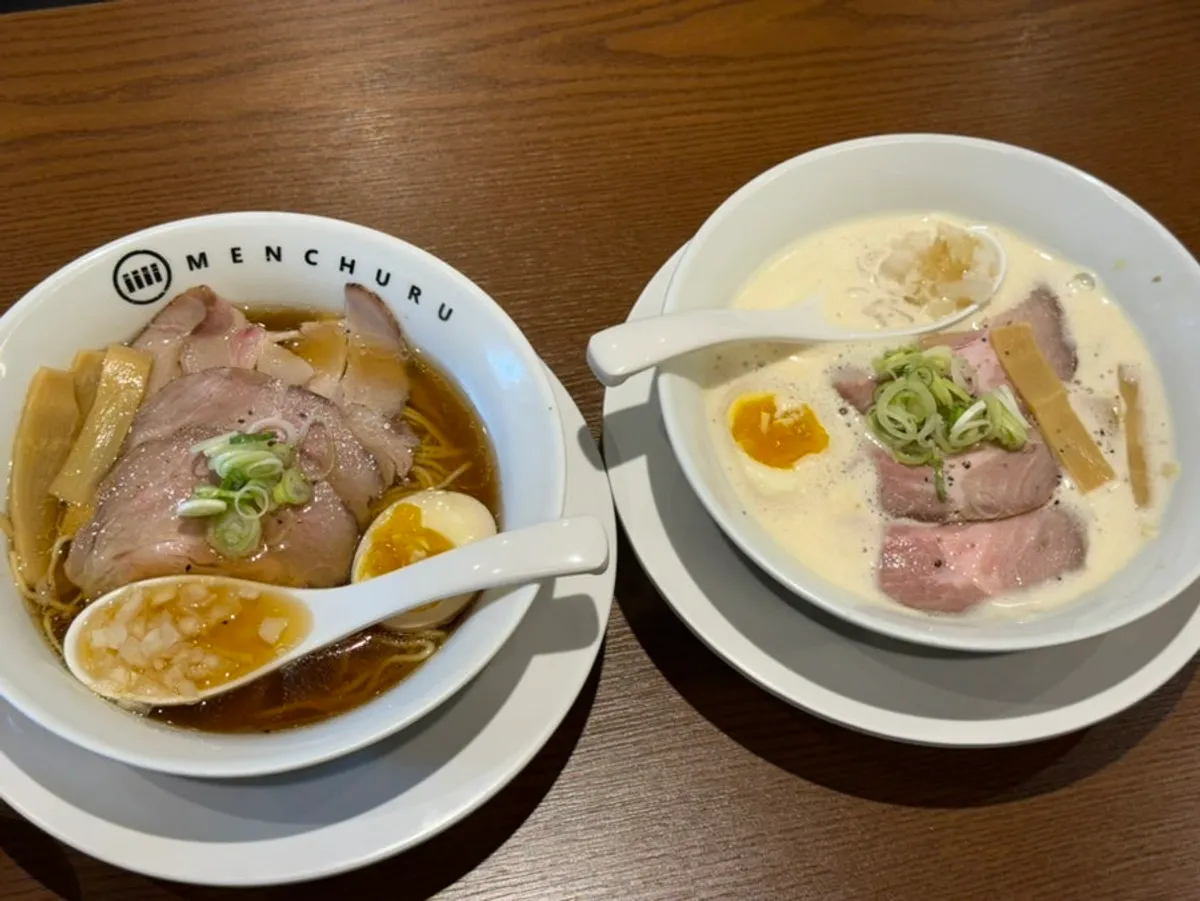 테이블에 차려진 소유 라멘과 토리파이탄 라멘, 규동