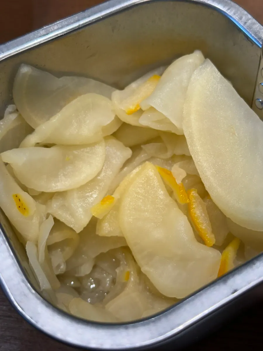 주문한 라멘 두 그릇과 규동 한 상