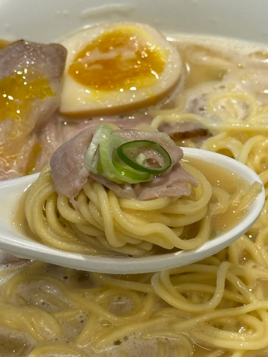 토리파이탄 라멘 면과 차슈를 들어올린 모습