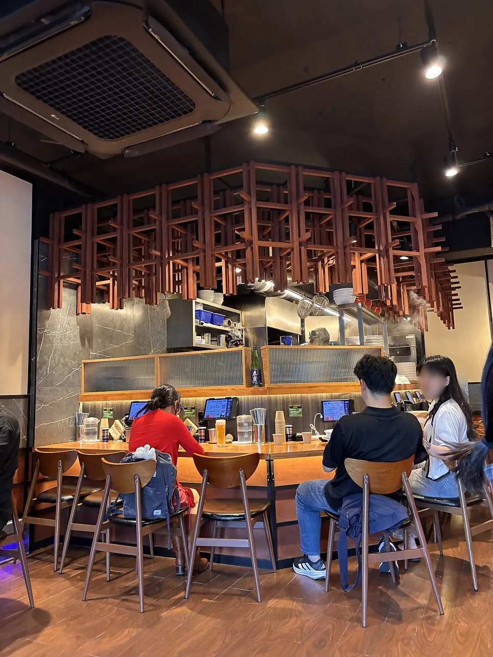 Mentsuru's cleanly arranged interior