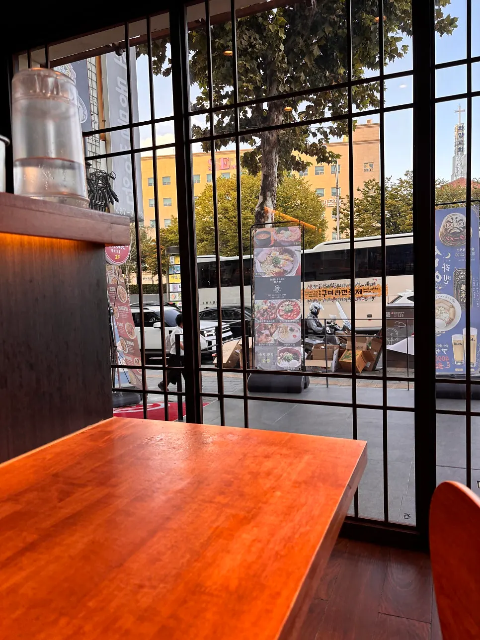 Wide view of Mentsuru's cozy atmosphere