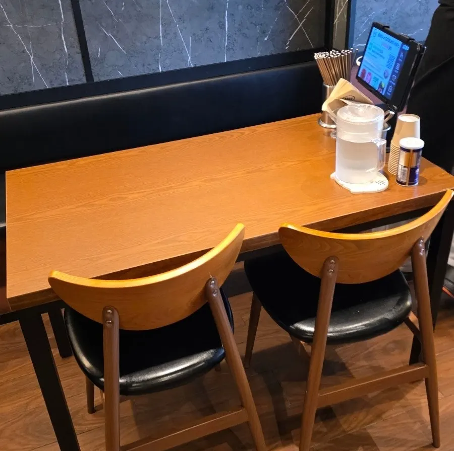 멘츠루 내부 테이블석 모습