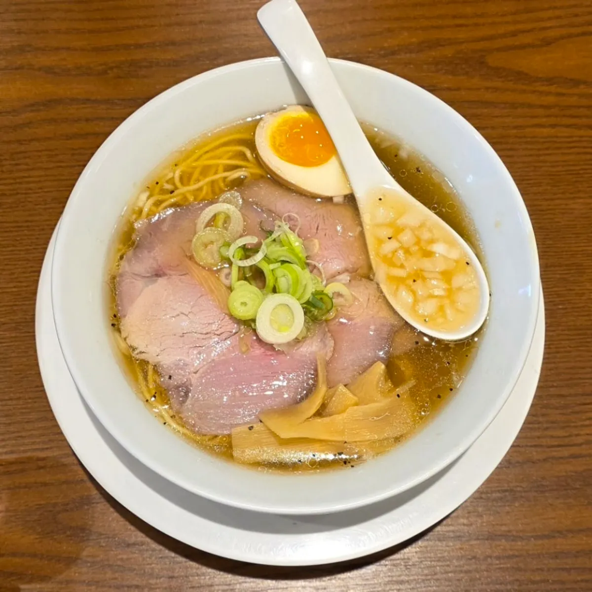 한 번에 차려진 시오라멘 소유라멘 토리파이탄 네 그릇