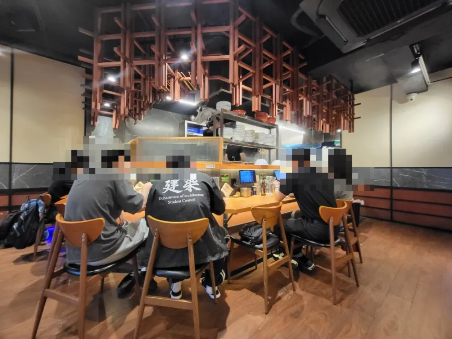 Interior of Mentsuru Children's Grand Park Branch with generous seating gaps