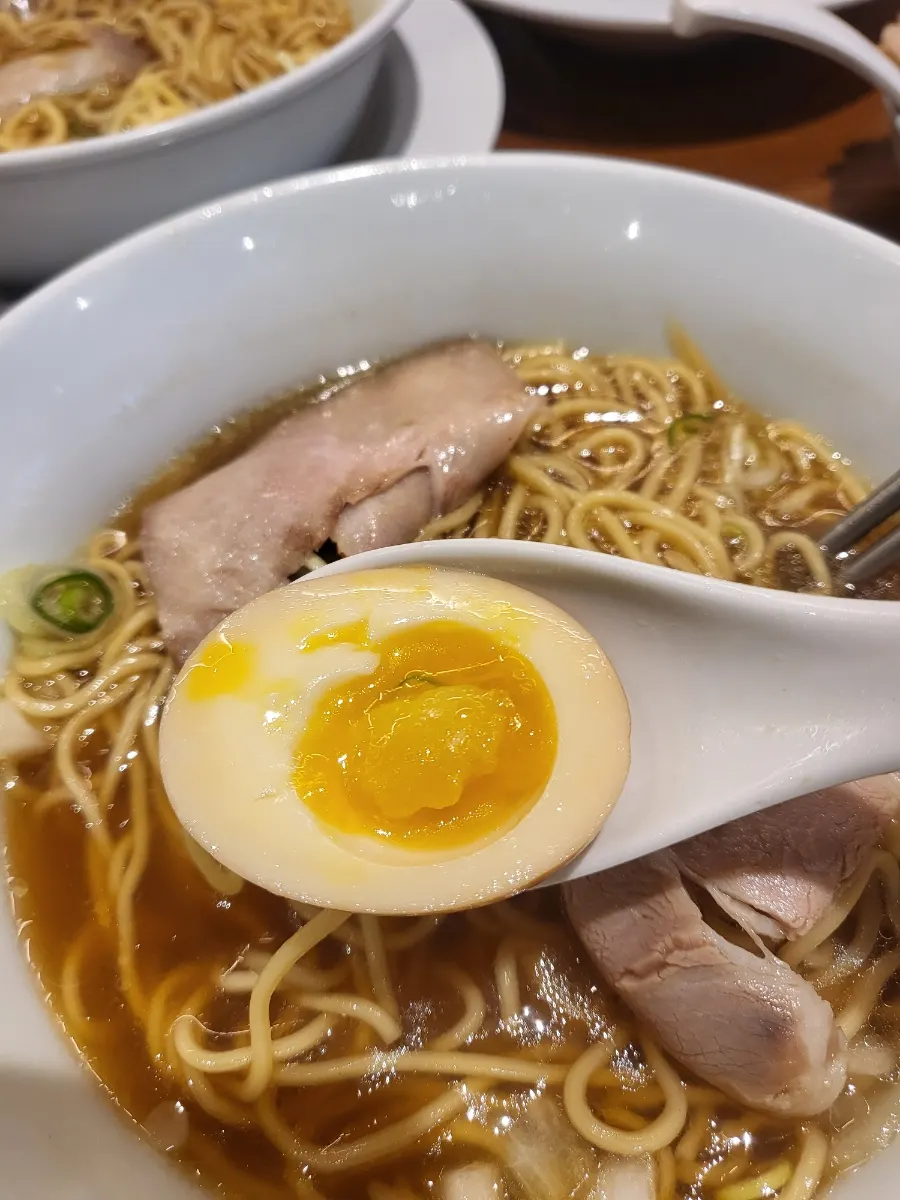 Chashu and scallion toppings on the noodles