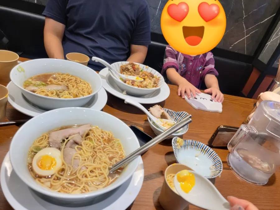 Seating at Mentsuru Children's Grand Park Branch suited to solo dining