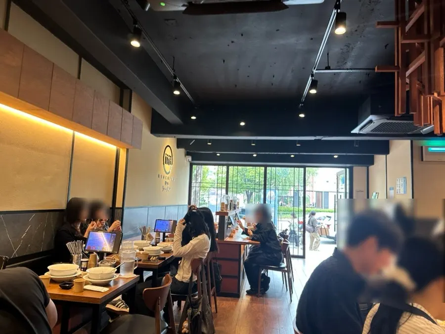 Overview of Mentsuru with solo-dining seats