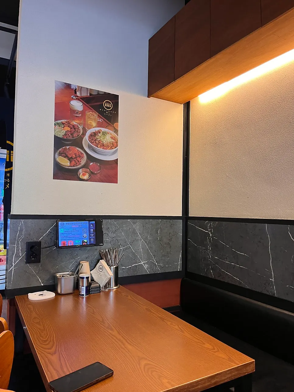 Fully seated dining room even past lunchtime