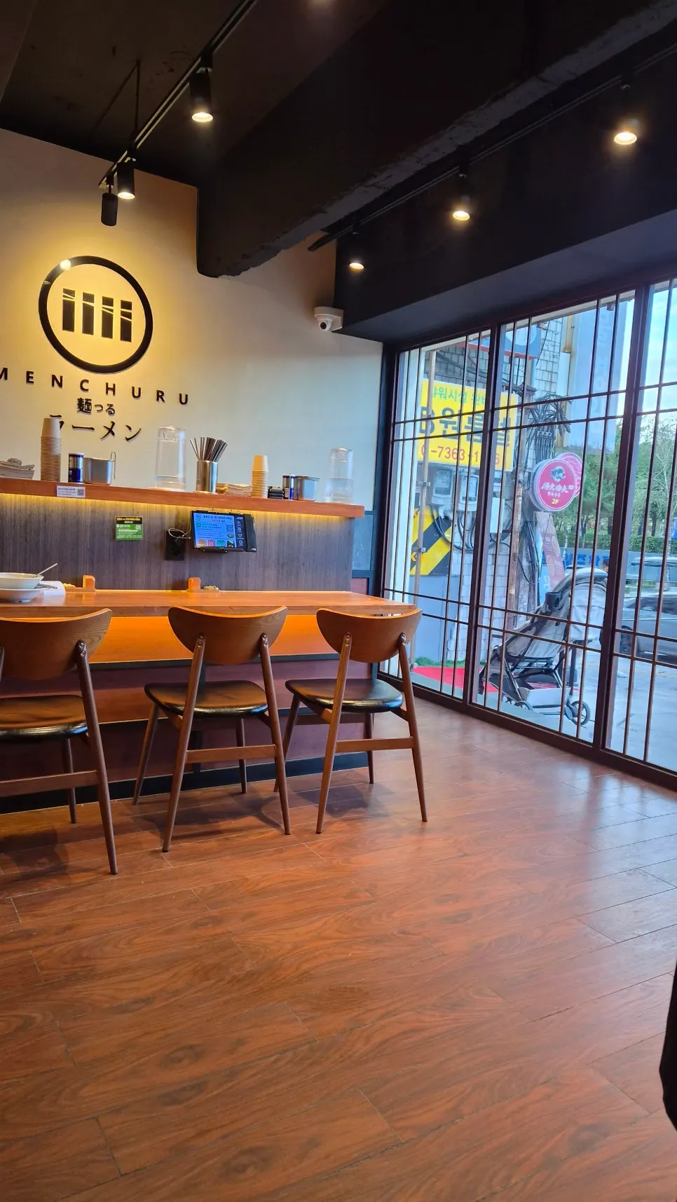 Mentsuru seating with solo seats and 2-4 person tables