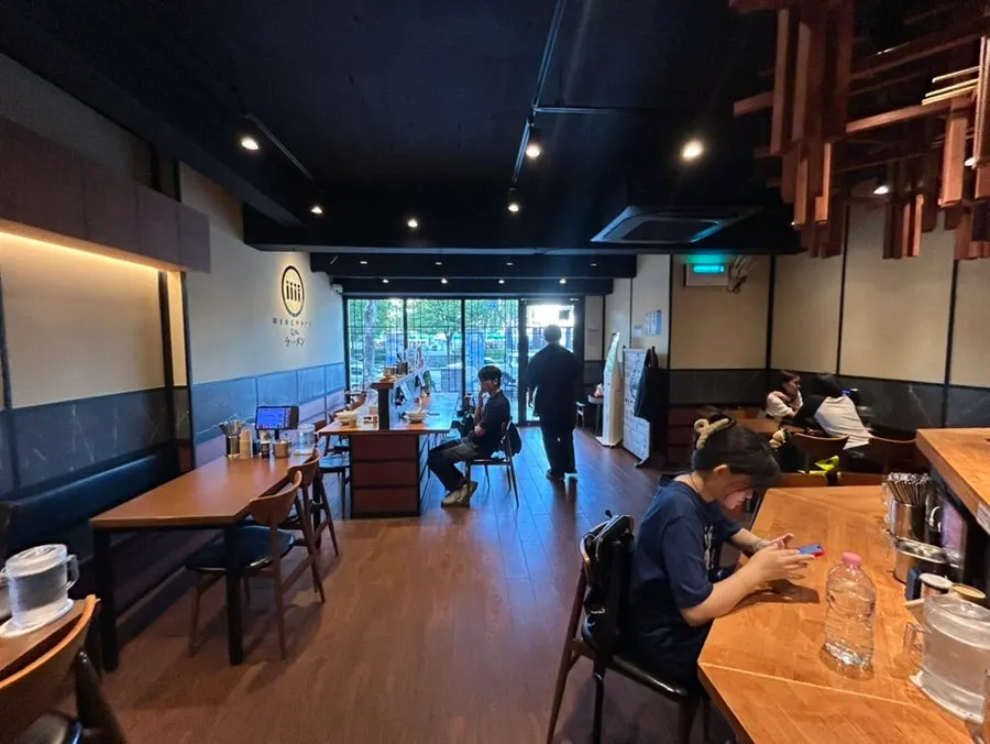 가게 벽에 걸린 방문 사인