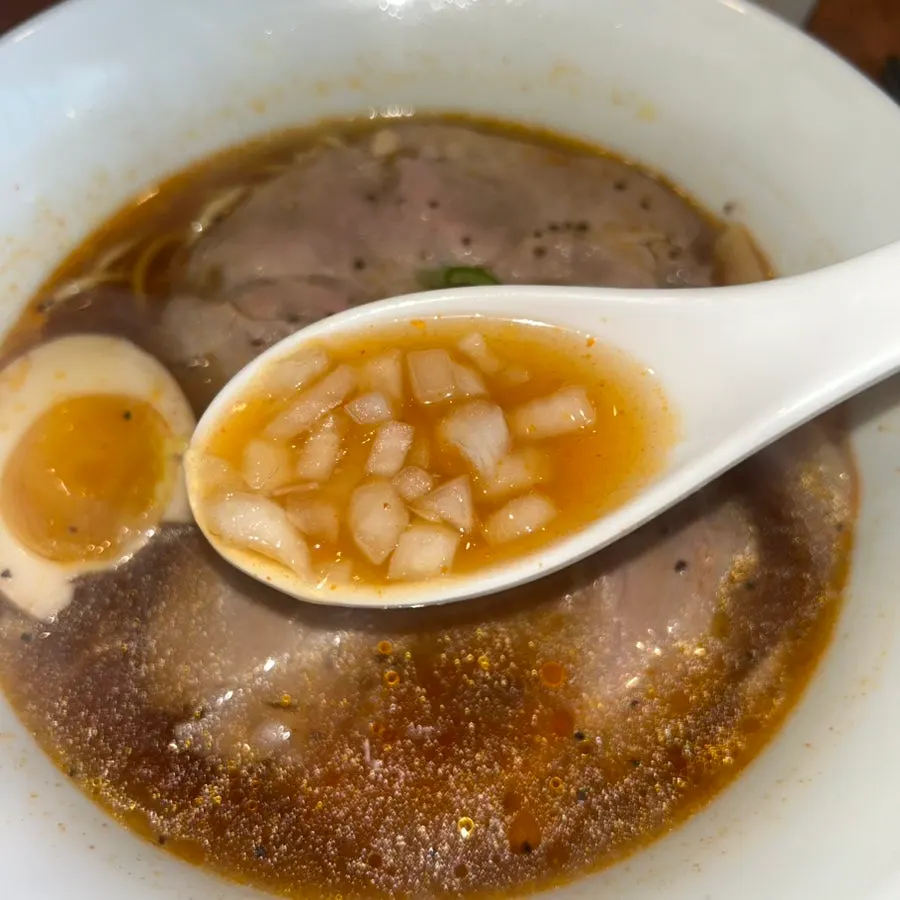 매운쇼유라멘 속 반숙 타마고