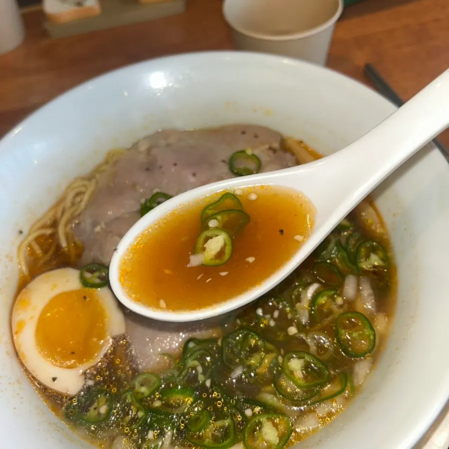 라멘 면발을 건져 올린 모습