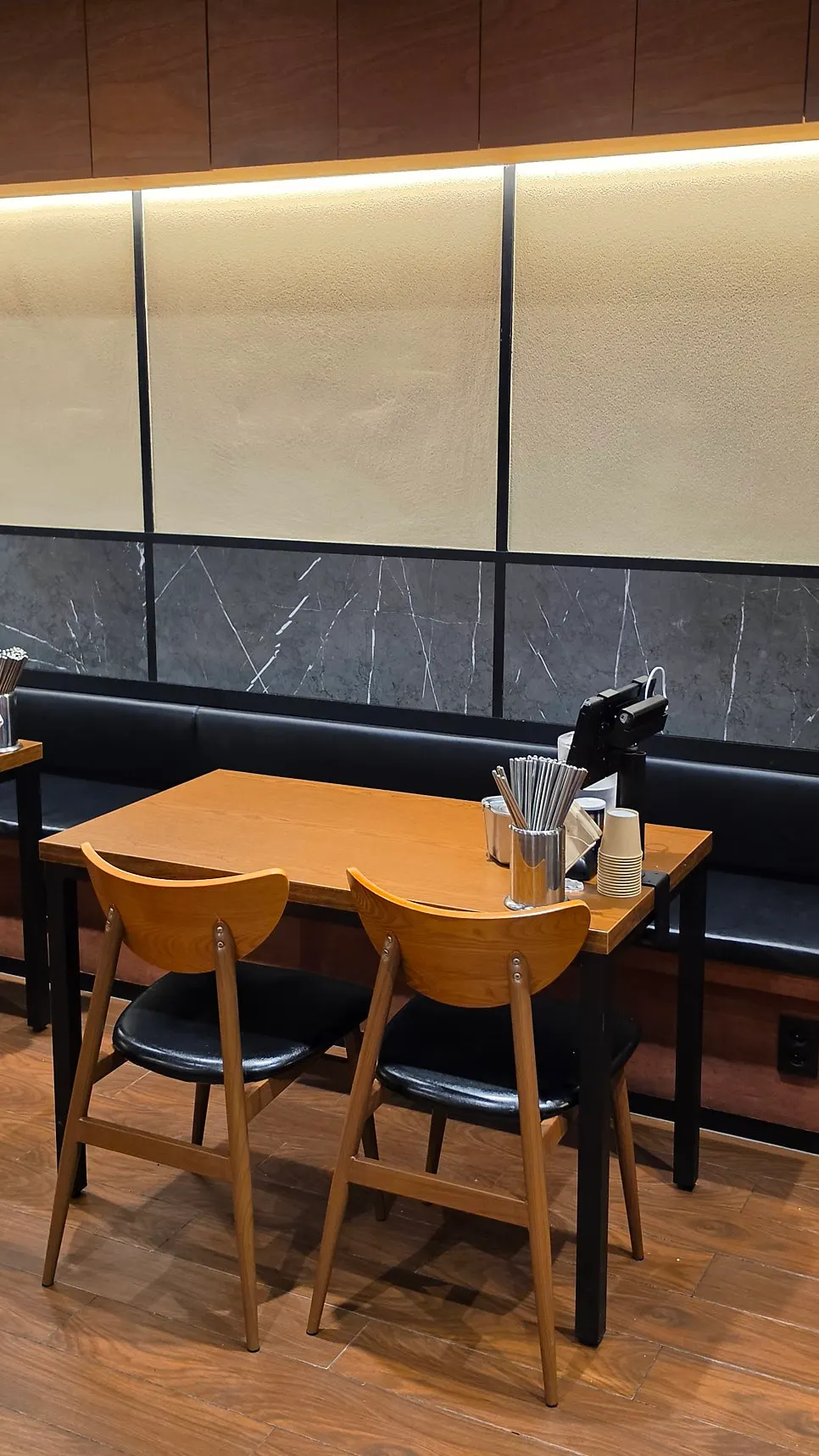 Interior of Mentsuru Children's Grand Park Branch with solo dining seats