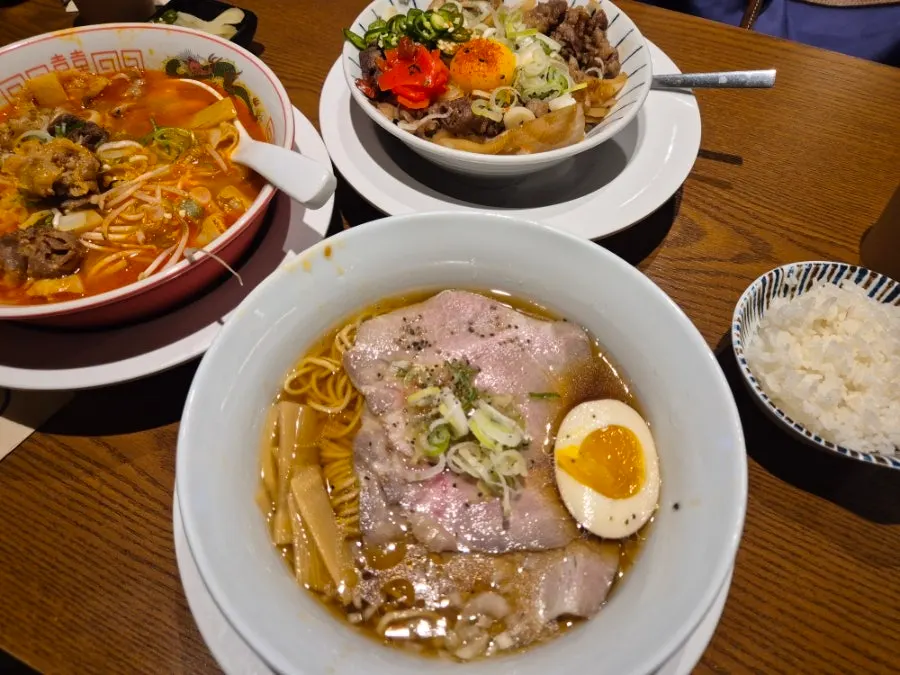 Full table of ordered ramen and gyudon
