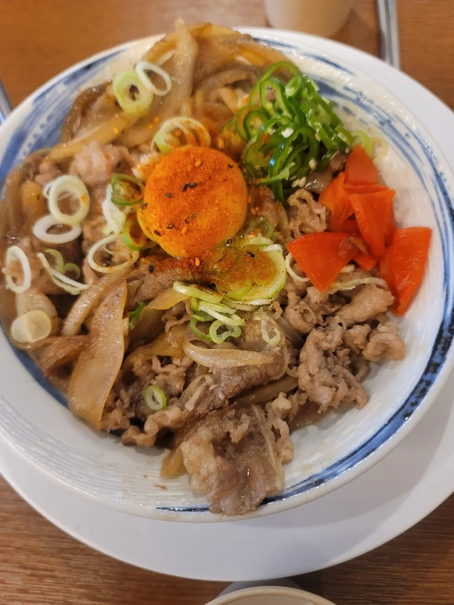 Mentsuru's clean atmosphere, good for solo dining