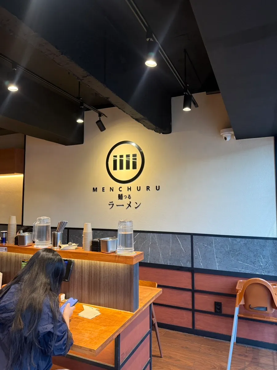 Seating layout at Mentsuru with single seats and tables
