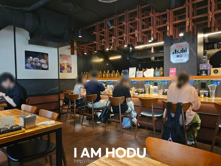 Interior of Mentsuru City Hall Branch at 2pm