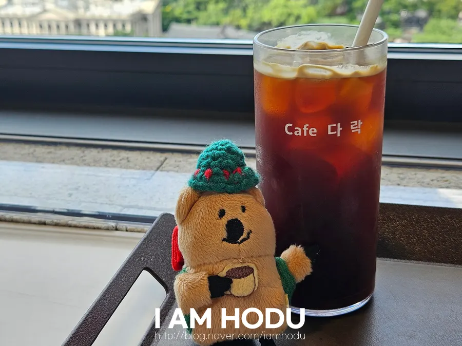 A cup of coffee with a Deoksugung view at Café Darak