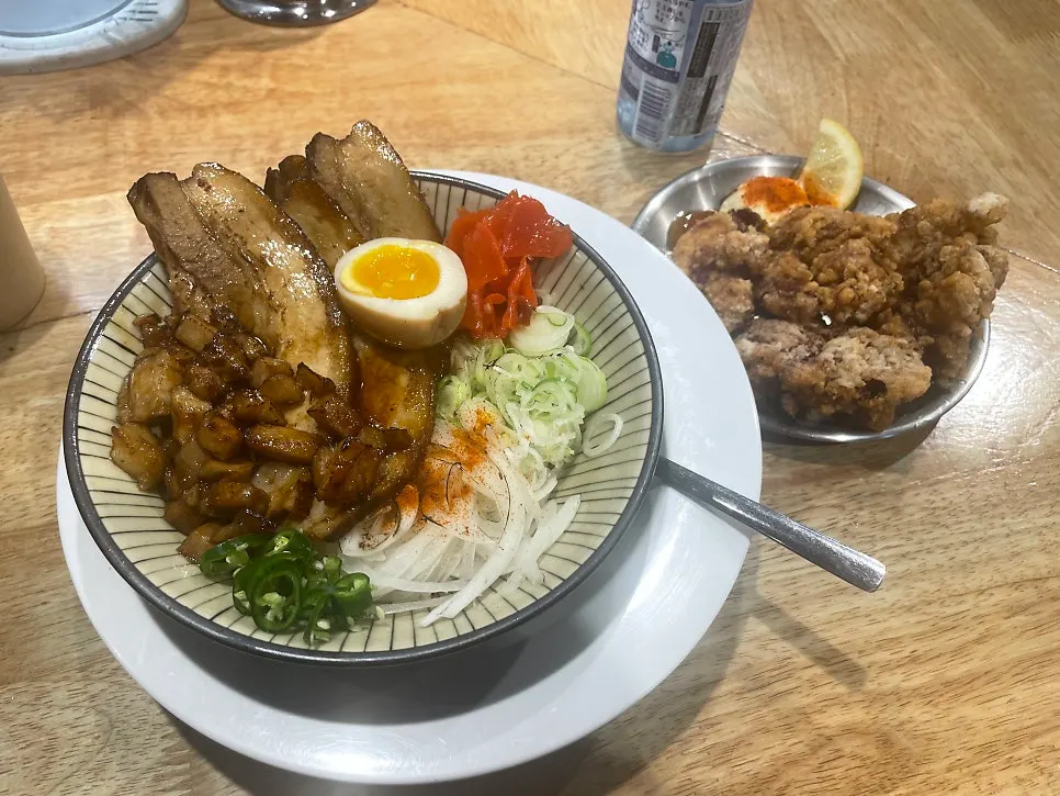 반숙란과 파채가 올라간 멘츠루 차슈동