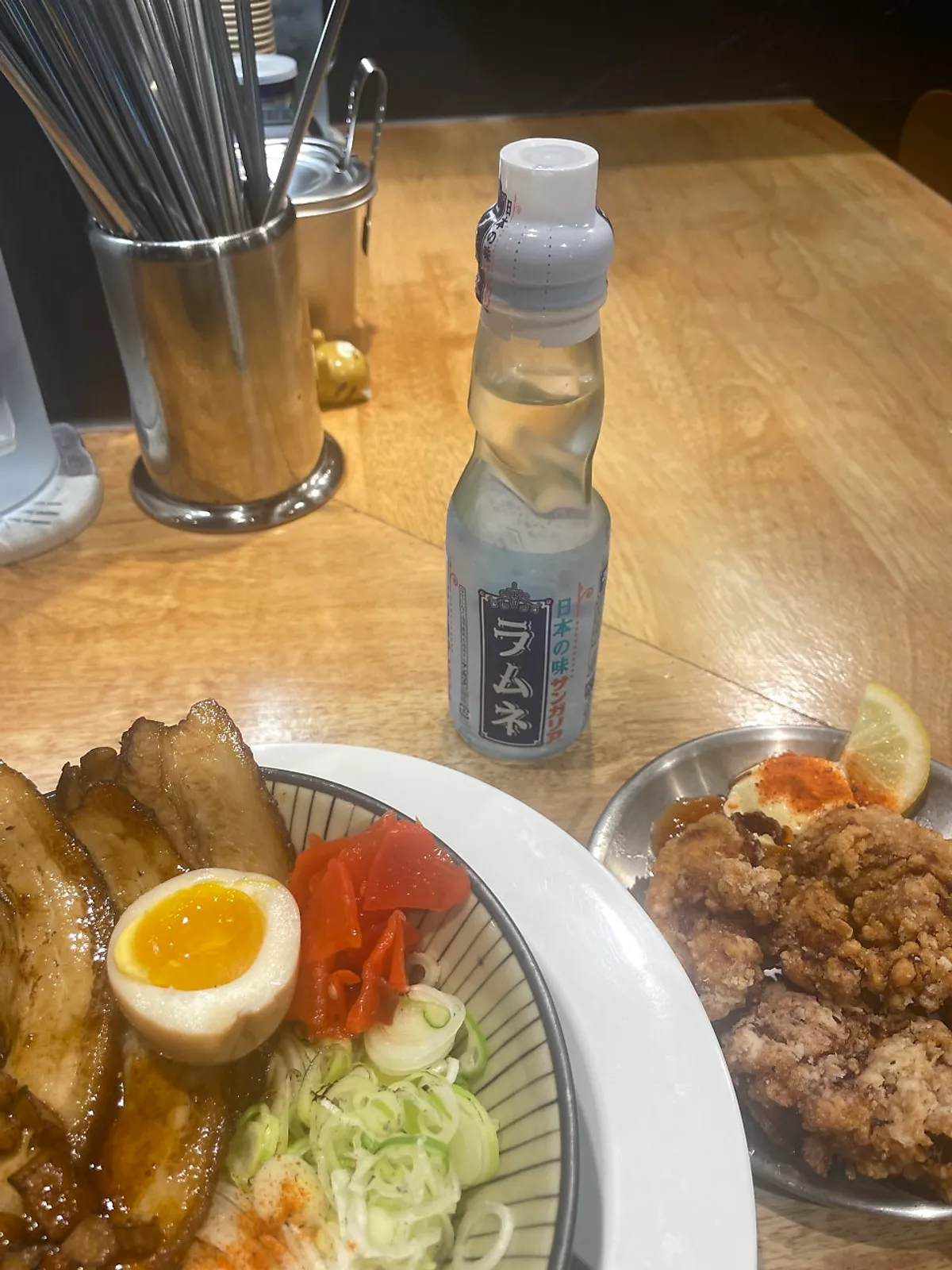 차슈동과 가라아게가 차려진 멘츠루 시청점 식탁