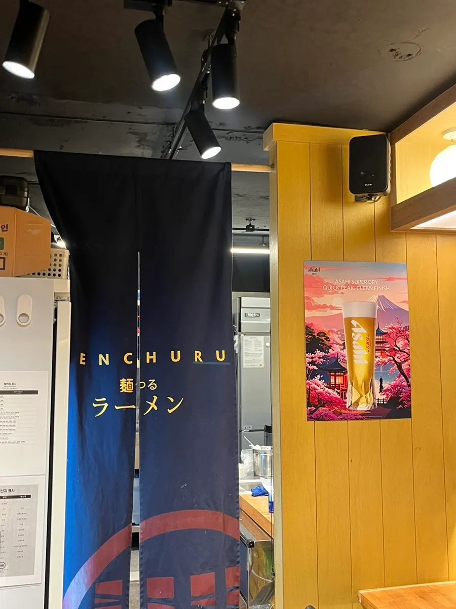 여유로운 지하 1층 테이블 자리