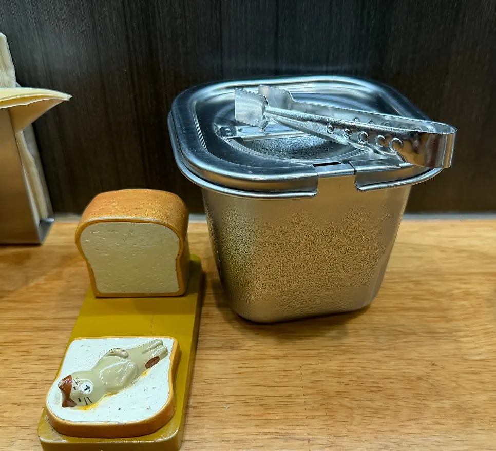 Self-set chopsticks and napkins