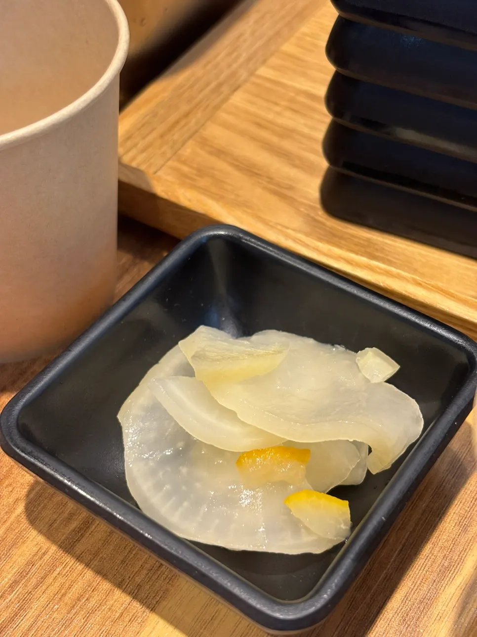 멘츠루 시청점 테이블 위 음료와 기본 세팅